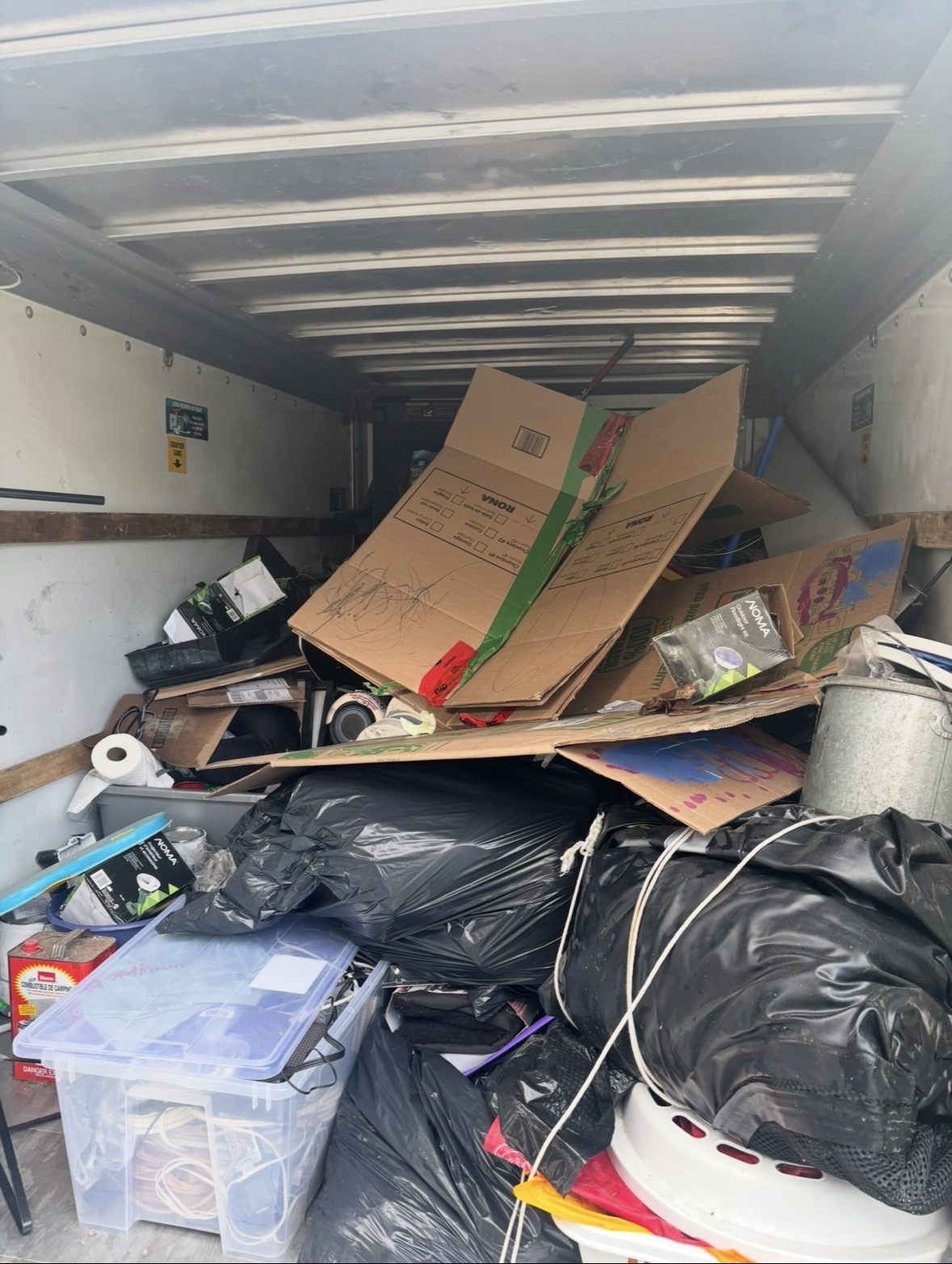 Garage vidé après désencombrement