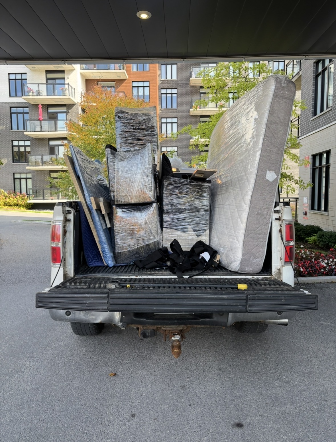 Camion chargé de meubles protégés pour une livraison